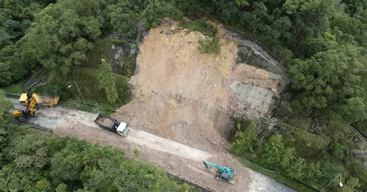 新娘潭路山泥傾瀉 攜手合作清除障礙