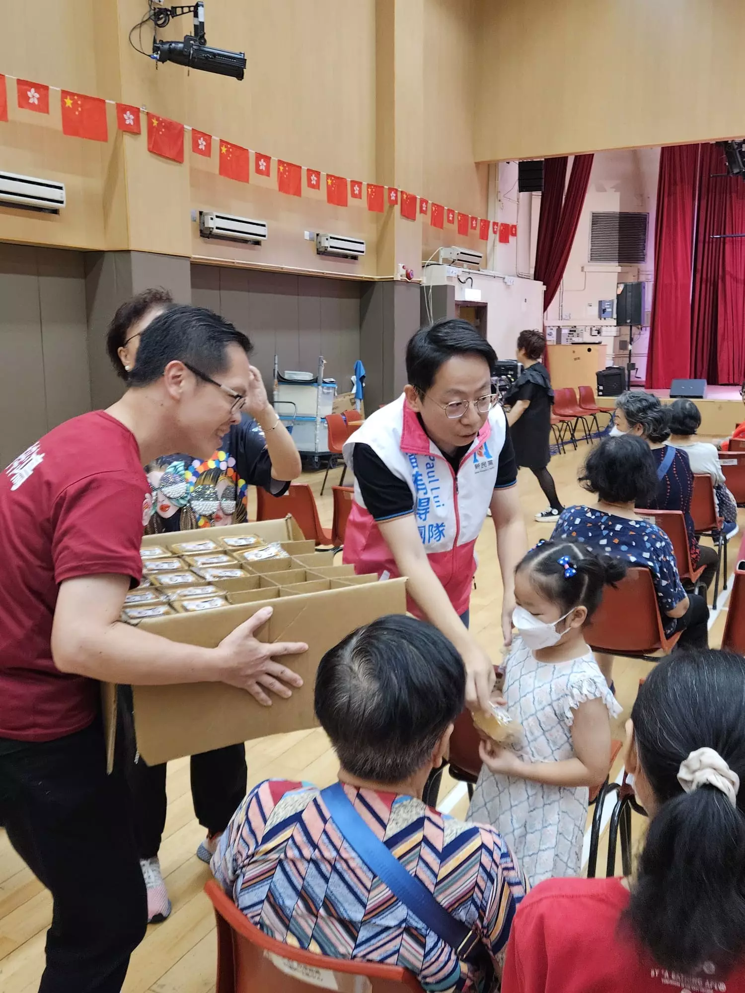 新民黨東區團隊｜為炮台山街坊送贈月餅及獻唱